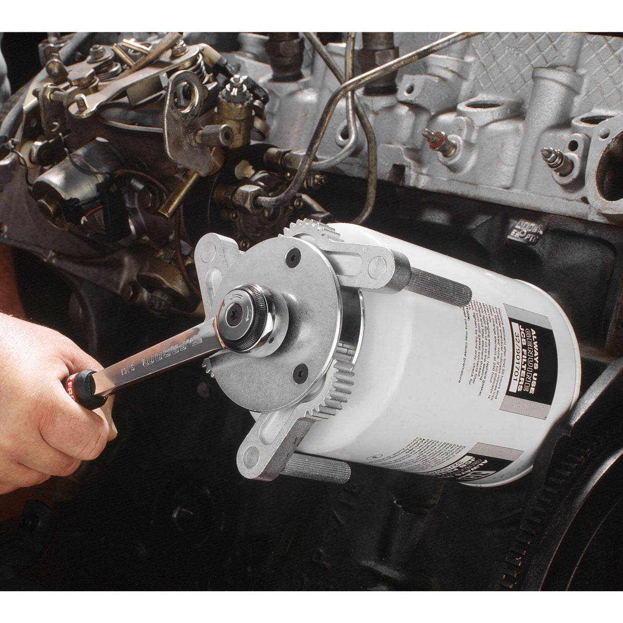 Clé auto-serrante universelle pour filtres à huile pour poids lourds