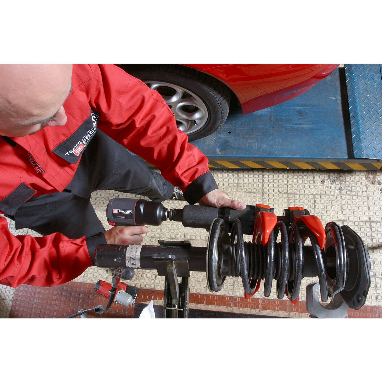 Compresseur de ressort, système universel à coupelles interchangeables